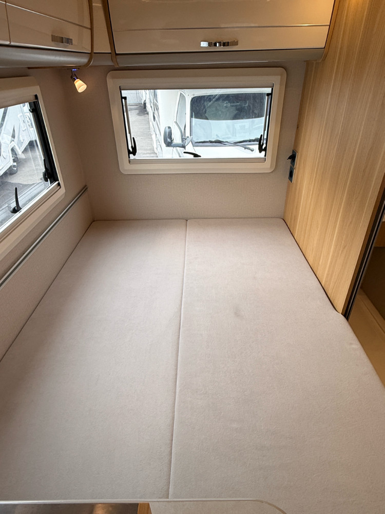 유럽식 모터홈 스타렉스 4인승 하슬라350 캠핑카 이미지