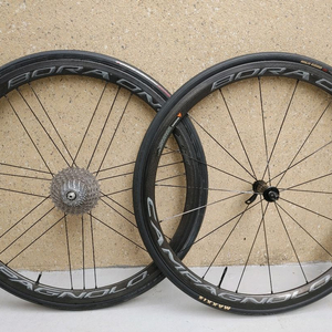 컨디션상]] 정품 캄파놀로 보라원 튜블러35 림브 카본휠셋 +캄파스프라켓+ 전용카본패드 팝니다. (80만원) 이미지