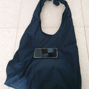 cos 노티드 스트랩백 가방 이미지