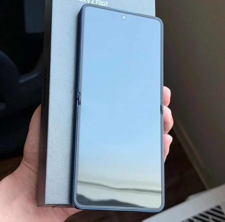 갤럭시 Z플립7 256GB SSS급 판매합니다. 이미지