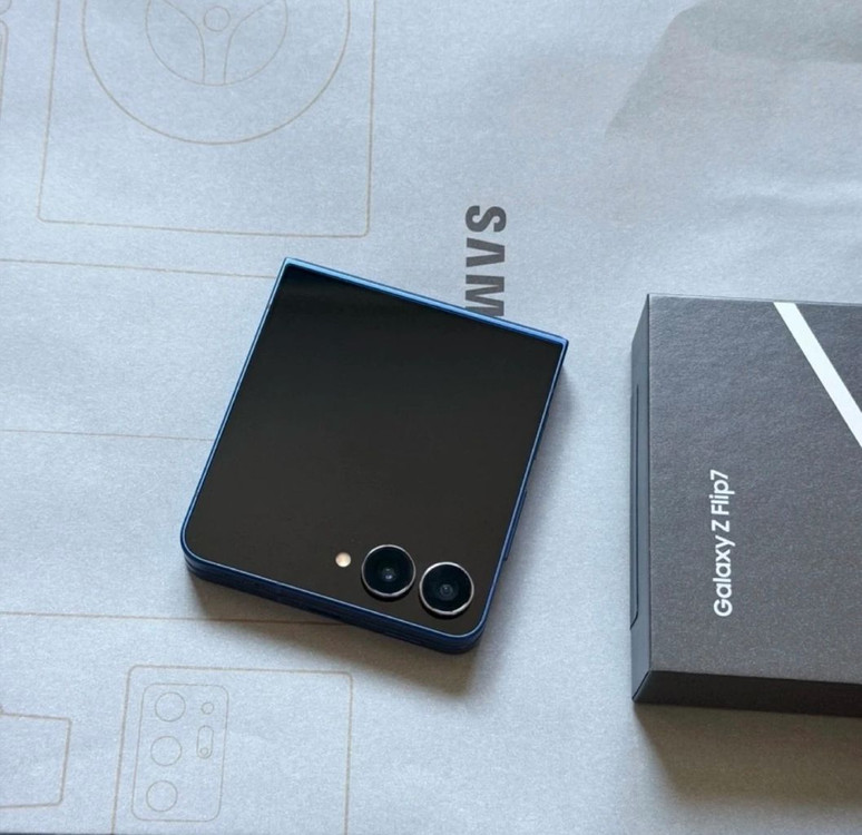 갤럭시 Z플립7 256GB SSS급 판매합니다. 이미지