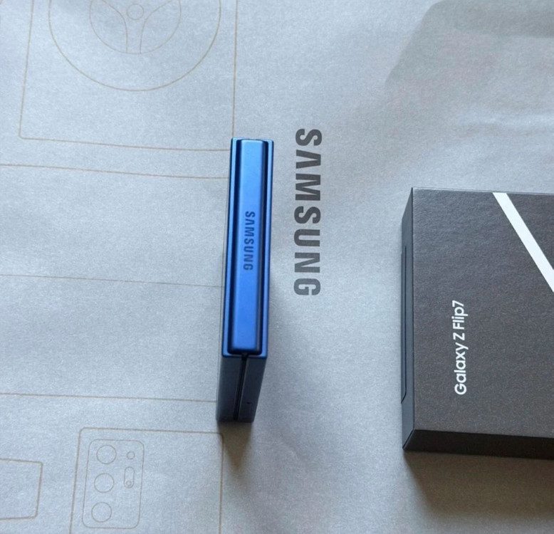 갤럭시 Z플립7 256GB SSS급 판매합니다. 이미지