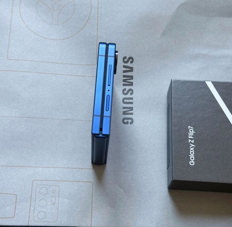 갤럭시 Z플립7 256GB SSS급 판매합니다. 이미지