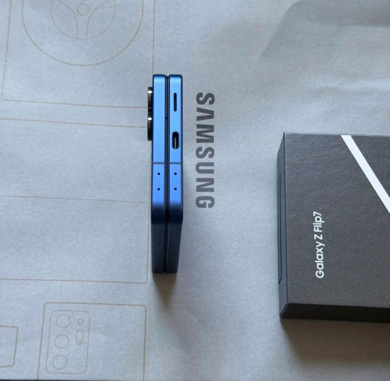 갤럭시 Z플립7 256GB SSS급 판매합니다. 이미지