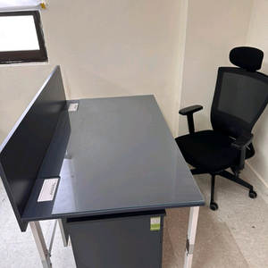 사무실 책상(유리,서랍,가림판,스크린파티션 포함) + 의자 세트 이미지