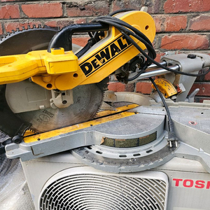 디월트 12인치 슬라이딩 각도절단기 마이터쏘 이미지