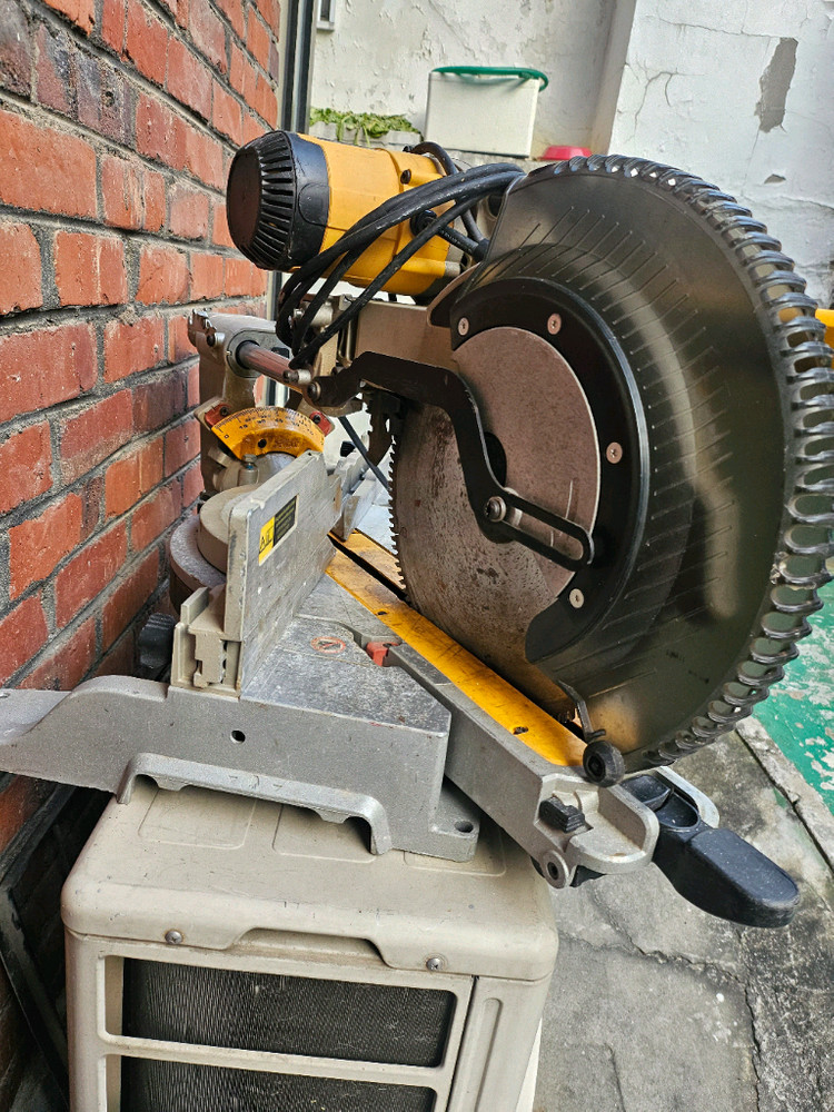 디월트 12인치 슬라이딩 각도절단기 마이터쏘 이미지