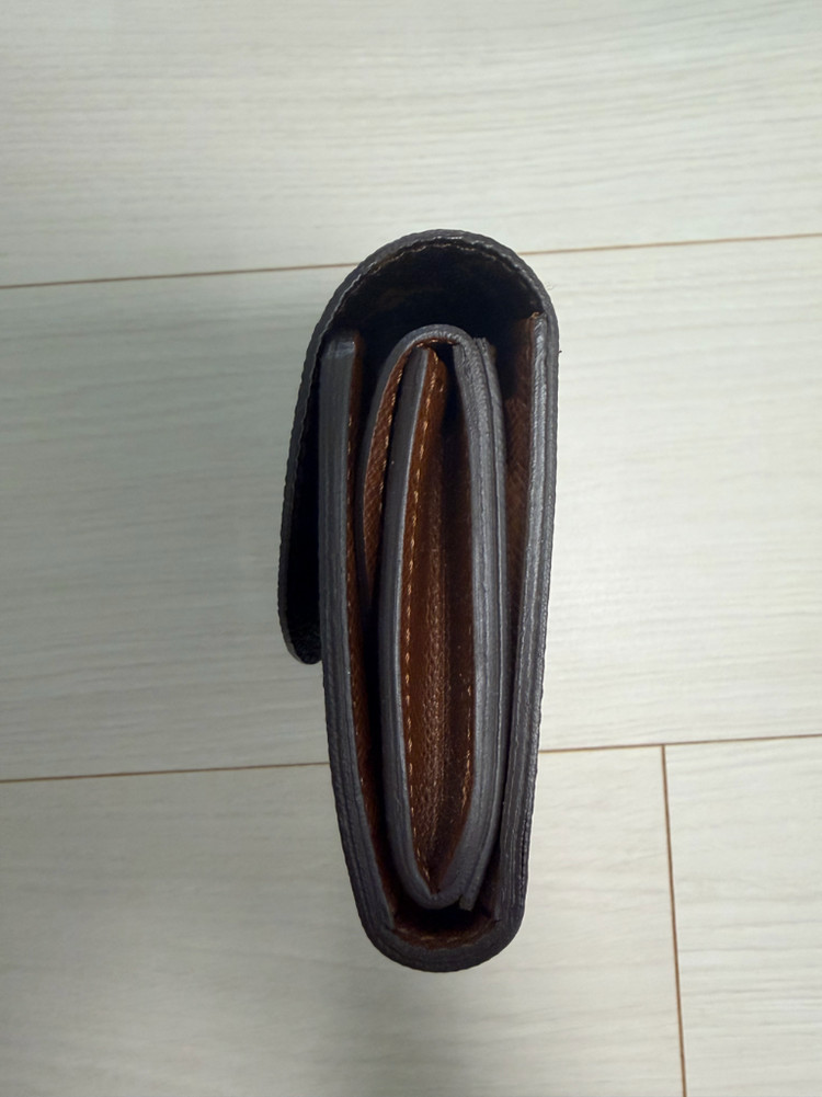 루이비통 엘렌월릿 이미지