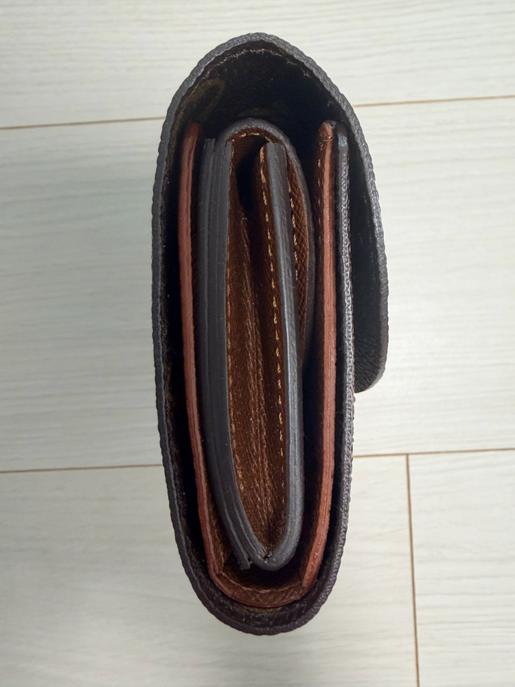 루이비통 엘렌월릿 이미지