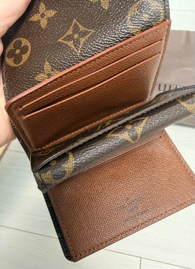 루이비통 엘렌월릿 이미지