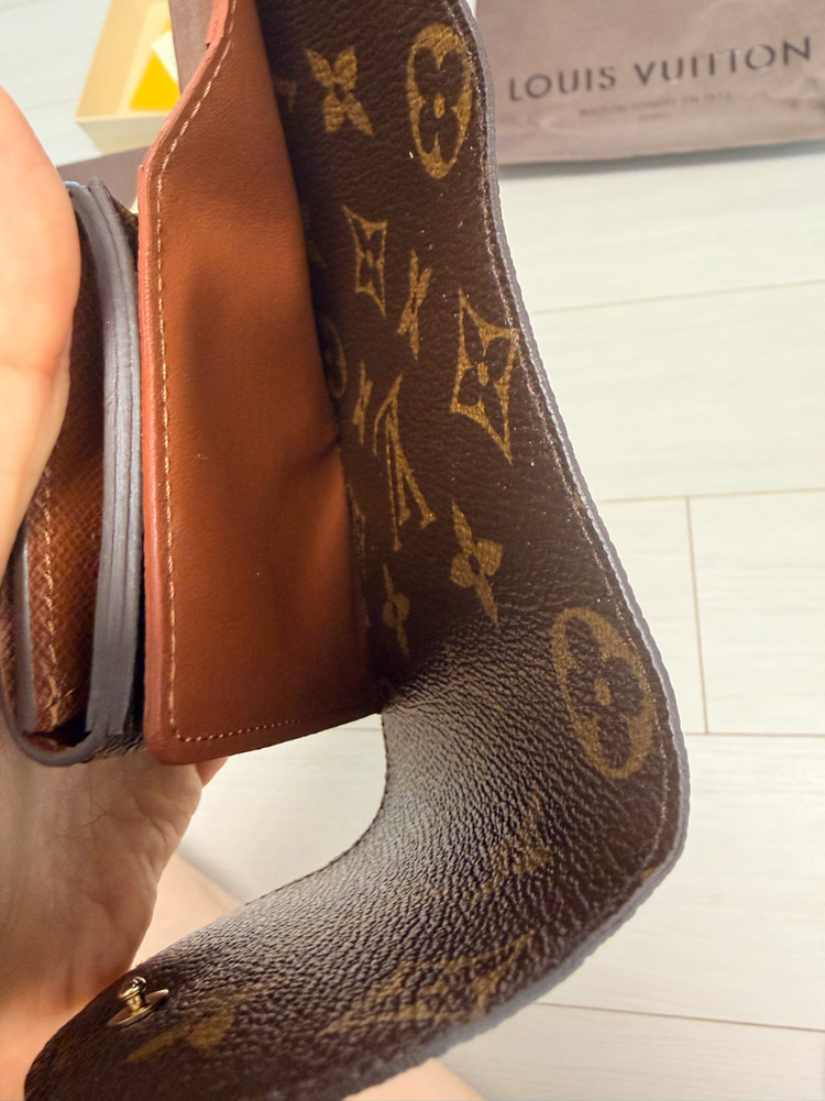 루이비통 엘렌월릿 이미지