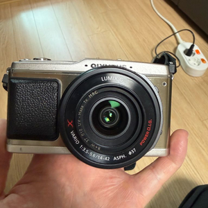 올림푸스 펜 미러리스 카메라 + 14-42mm 렌즈 세트 이미지