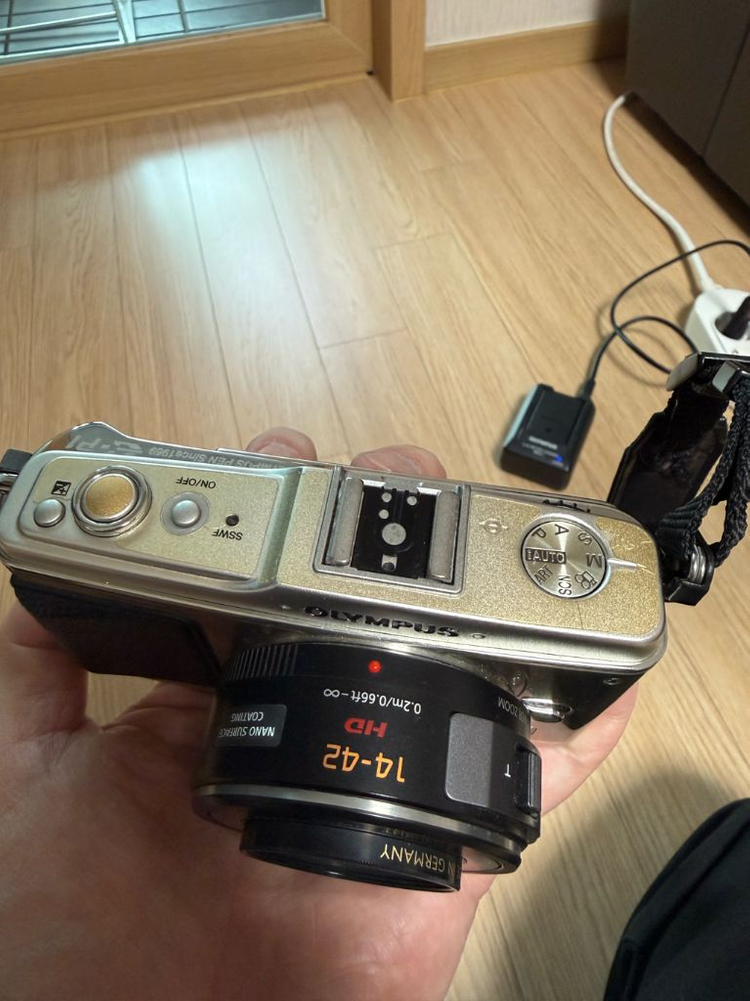 올림푸스 펜 미러리스 카메라 + 14-42mm 렌즈 세트 이미지