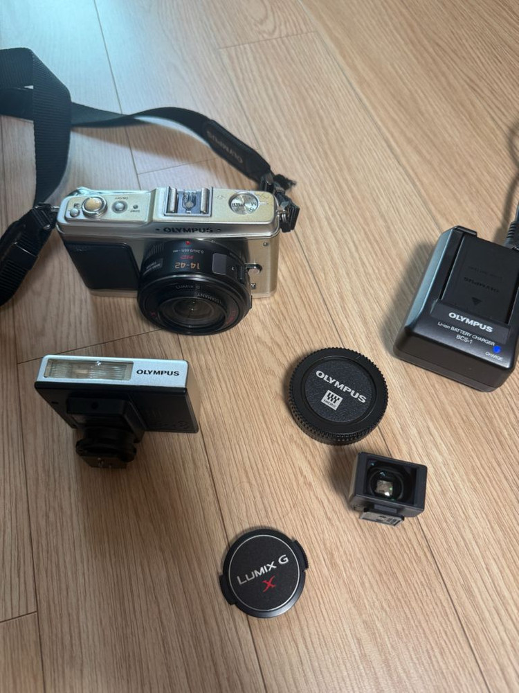 올림푸스 펜 미러리스 카메라 + 14-42mm 렌즈 세트 이미지