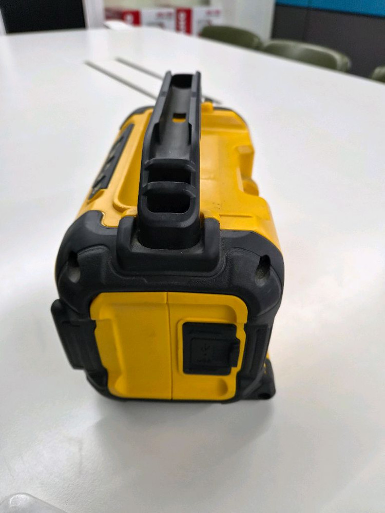 디월트 블루투스 스피커 이미지