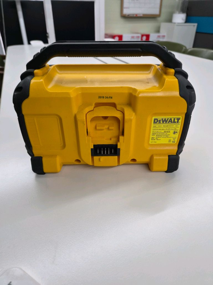 디월트 블루투스 스피커 이미지