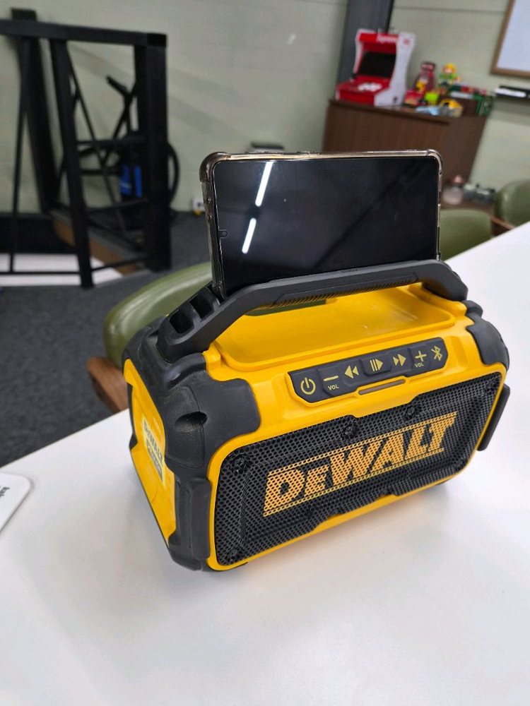 디월트 블루투스 스피커 이미지