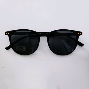 새상품]마감좋고 착용감좋은 뿔테 남자 여자 선글라스 골프 등산 운전용 차량용 여행 낚시 자전거 캠핑 축구 썬글라스 이미지