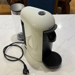 네스프레소 버츄오 플러스 캡슐 커피 머신 화이트 새상태 팝니다. 이미지