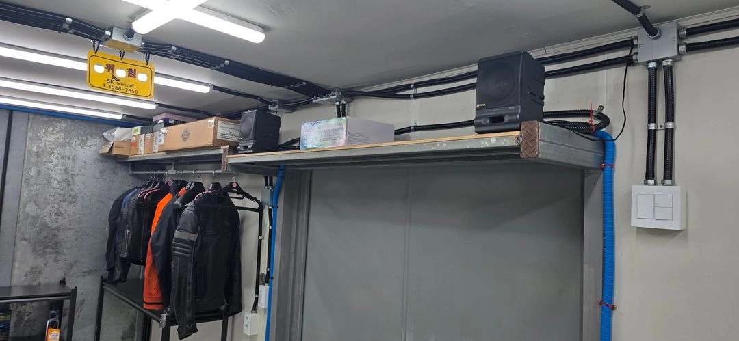A급 오토바이 꾸밈방 2.4x6 컨테이너 판매합니다!! 울트라리미티드 보관하던 방입니다~~ 이미지