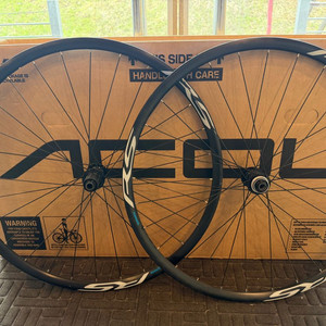 시마노 로드용 rs-170휠셋 센터락 액슬 방식 이미지