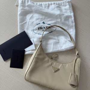 프라다 나일론 호보백 이미지