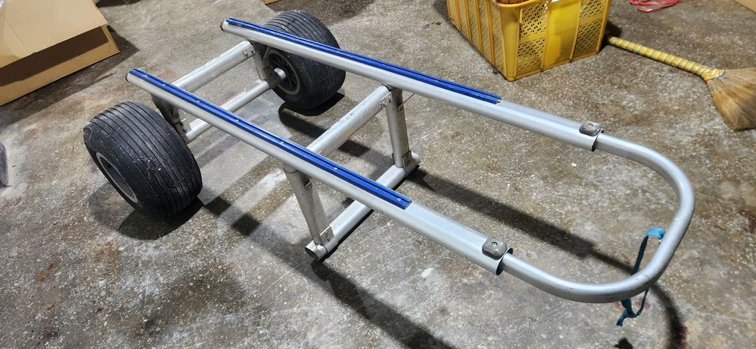 제트스키 이동용 알루미늄 캐리어. 비치 캐리어 이미지