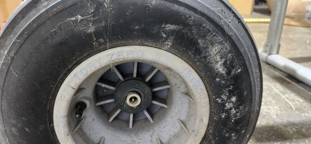 제트스키 이동용 알루미늄 캐리어. 비치 캐리어 이미지