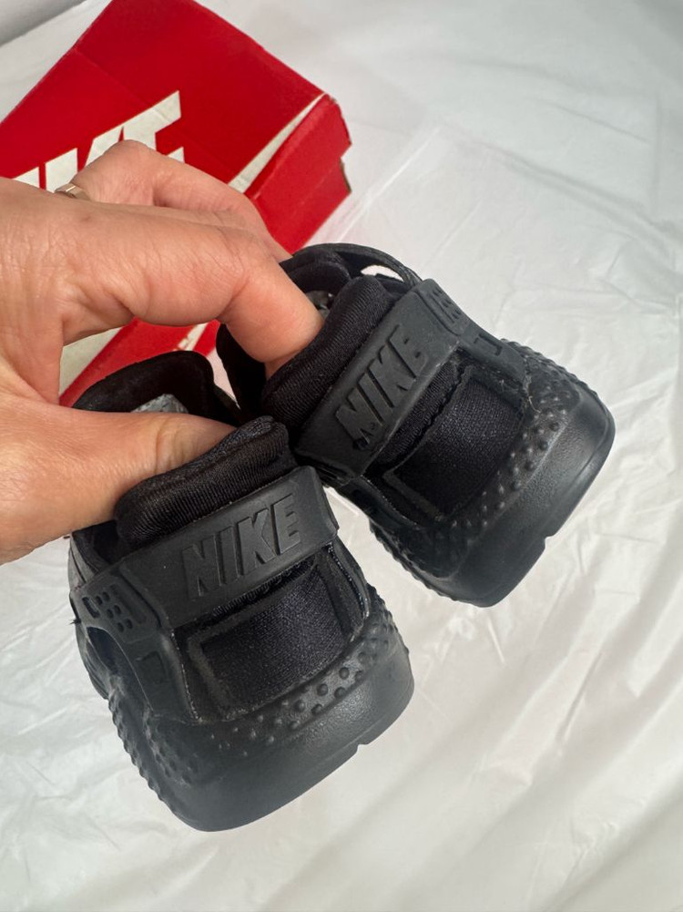나이키 키즈 허라취 올블랙 유아 운동화 120 사이즈 새상품 이미지