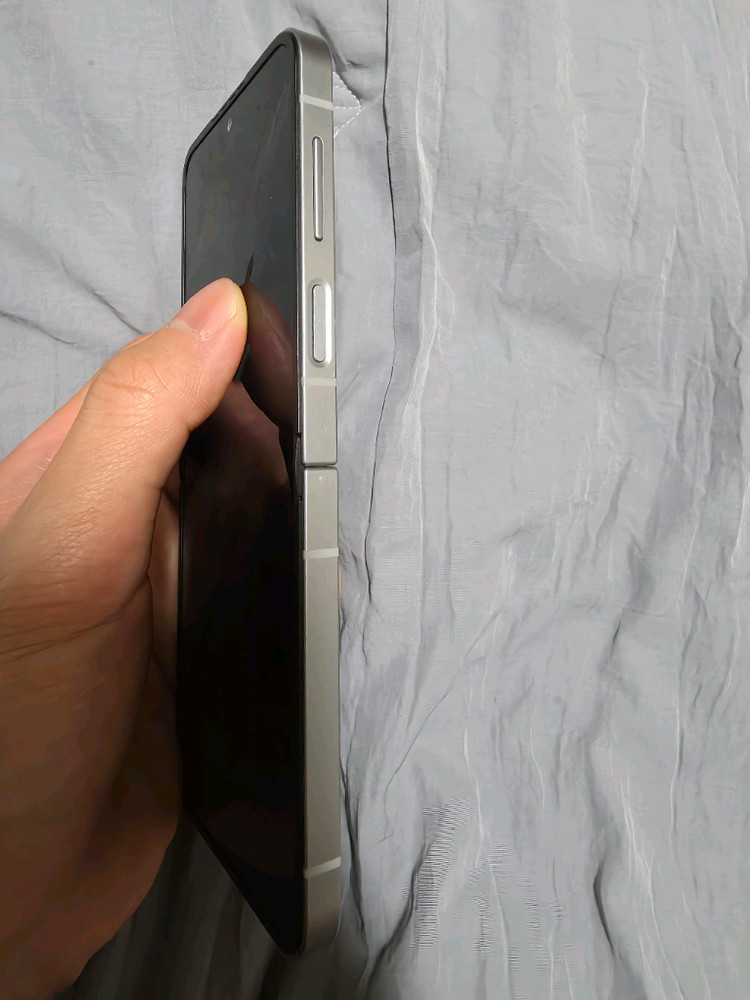 폴더블 스마트폰 실버 256GB 이미지