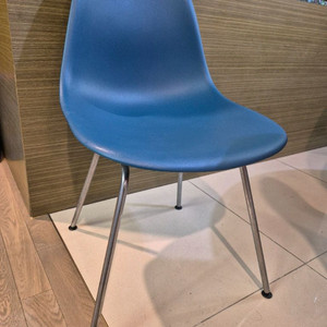 임스 체어 블루 정품 이미지