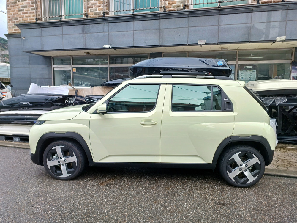 새제품 카니발KA4 화이트,투싼nx4 블랙,캐스퍼EV 블랙,구형 팰리세이드LX2 루프박스 블랙유광 생산과정중 생긴 이미지