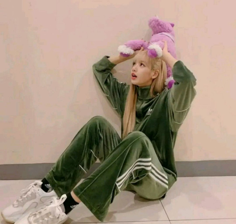(블랙핑크 리사PICK)아디다스 파이어버드 벨벳 상하의 세트 올리브 그린 이미지