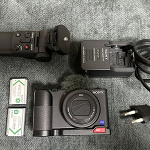 소니 ZV-1 풀박 / 거의 미사용 / 배터리3개 + 충전기 + 슈팅그립
