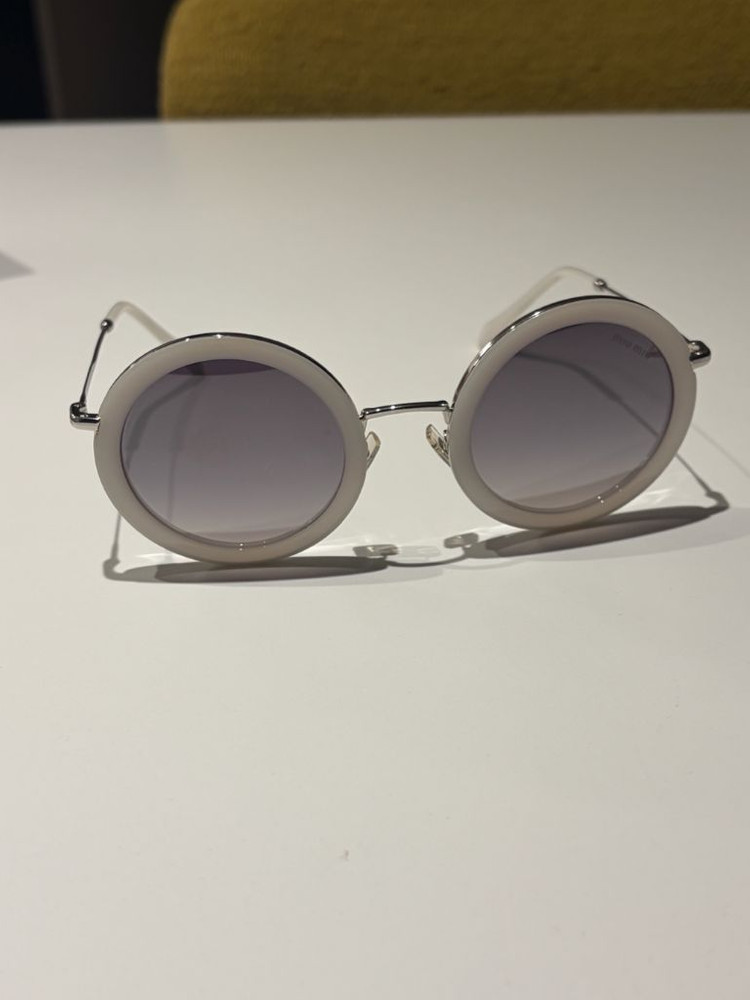 미우미우 화이트 라운드 선글라스 이미지