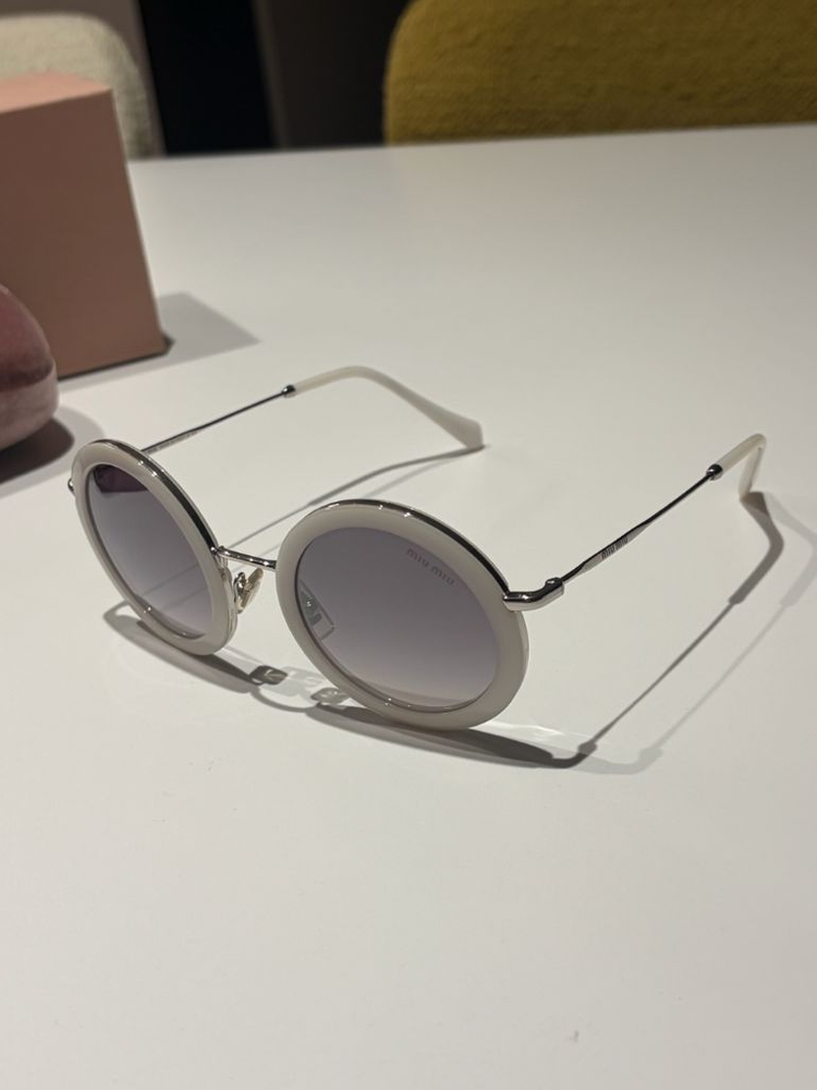 미우미우 화이트 라운드 선글라스 이미지