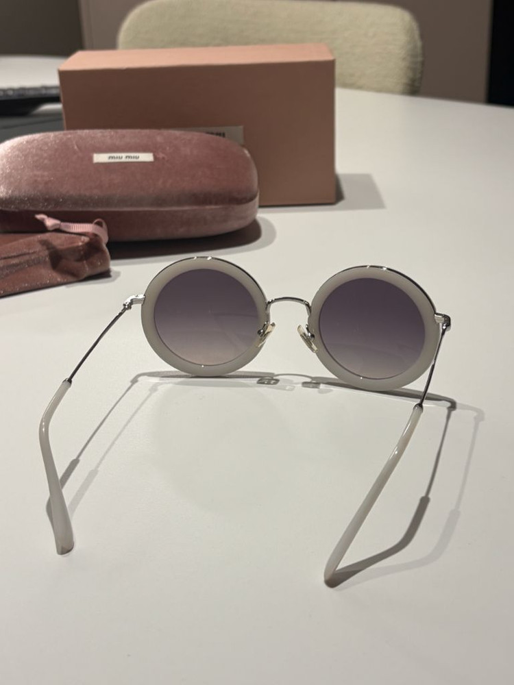 미우미우 화이트 라운드 선글라스 이미지