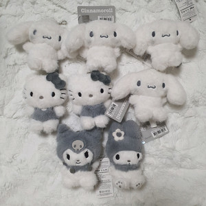 산리오 키티 쿠로미 시나모롤 마이멜로디 모노톤 인형 키링 이미지