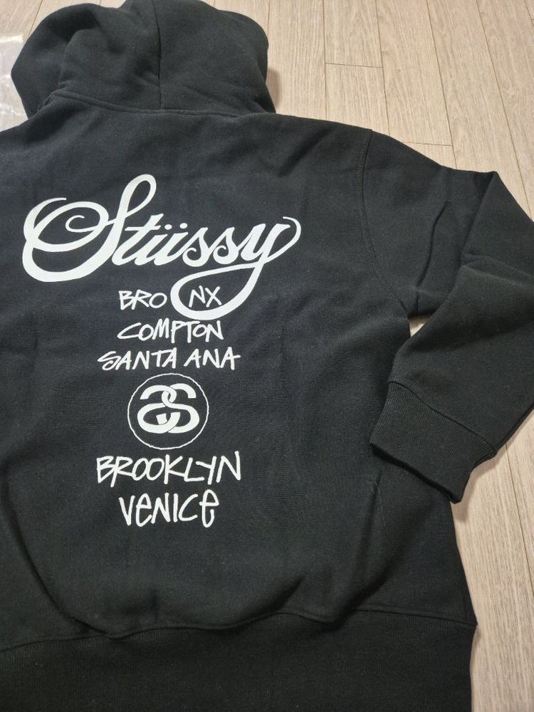 쿨거래시 15만9천택포! 미착용 새제품 정품 스투시 월드투어 기모 후드집업 공용 블랙 L 사이즈 105 이미지