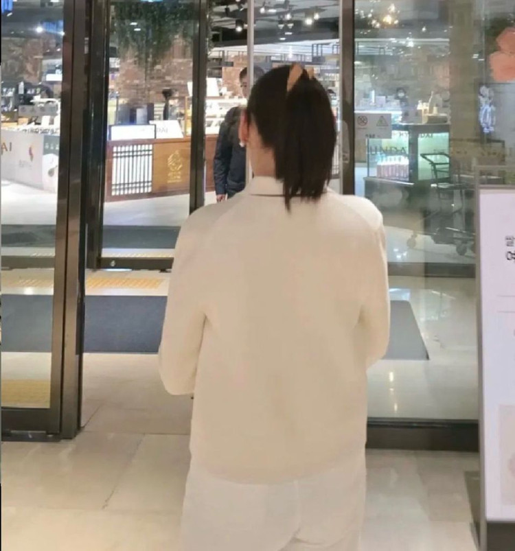 로로피아나니트집업자켓 이미지