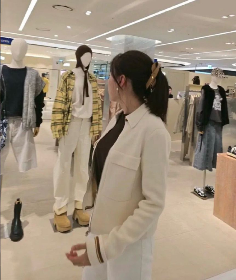 로로피아나니트집업자켓 이미지