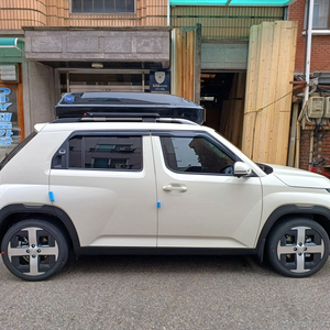 새제품 카니발KA4 화이트,투싼nx4 블랙,캐스퍼EV 블랙,구형 팰리세이드LX2 루프박스 블랙유광 생산과정중 생긴 이미지