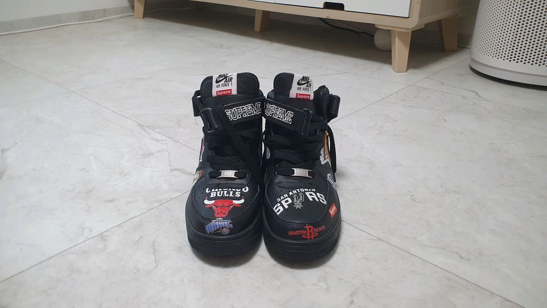 나이키 x 슈프림 x NBA 에어 포스 1 미드 블랙 이미지