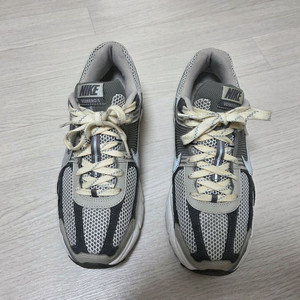 나이키 줌보메로5 프리미엄 아이언오어 260 팝니다 이미지