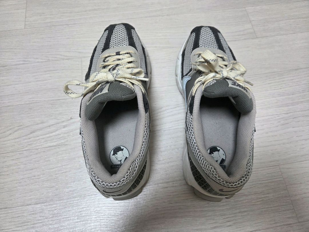 나이키 줌보메로5 프리미엄 아이언오어 260 팝니다 이미지