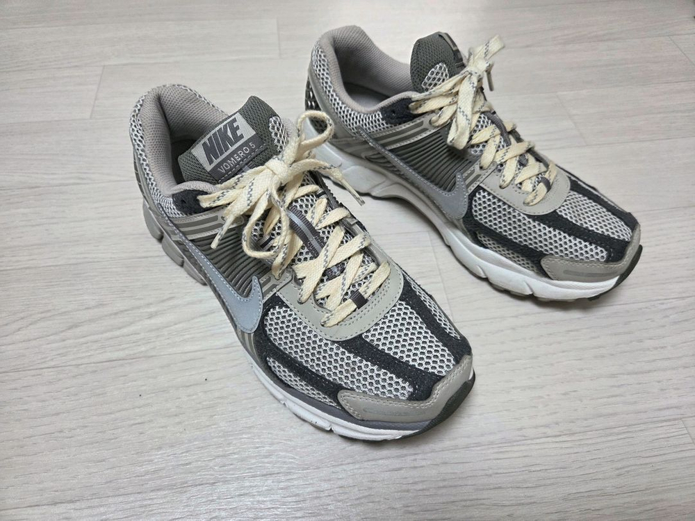 나이키 줌보메로5 프리미엄 아이언오어 260 팝니다 이미지