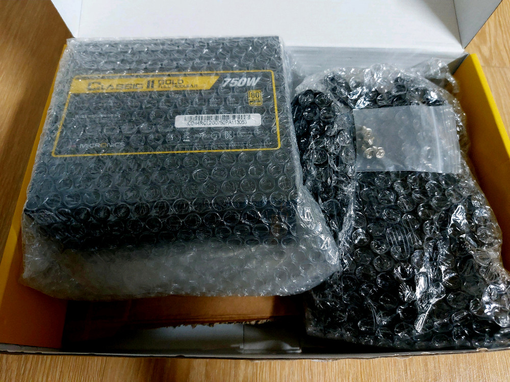 750W 골드 풀모듈러 파워서플라이 이미지