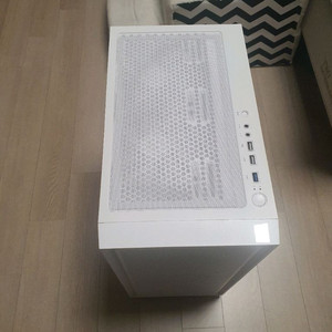 화이트 컴퓨터 라이젠 7500f,램 32기가,p41 2테라,rtx4060ti 이미지