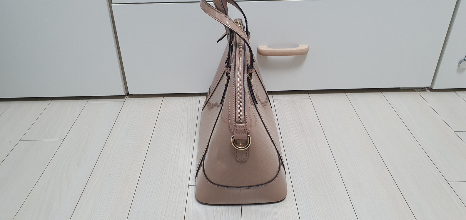 구찌 마이크로구찌시마 페이턴트 니스 돔 사첼 백 판매 이미지