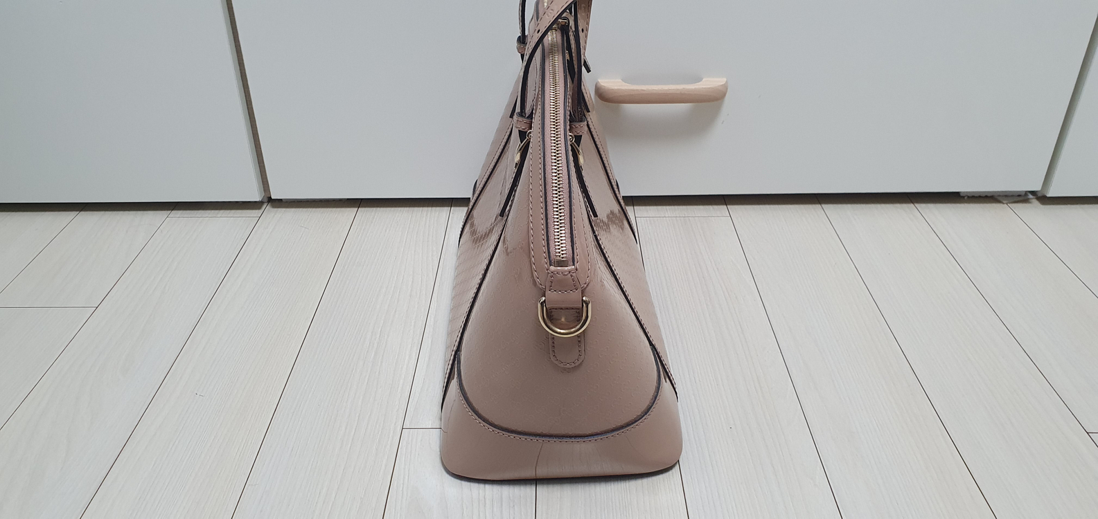 구찌 마이크로구찌시마 페이턴트 니스 돔 사첼 백 판매 이미지